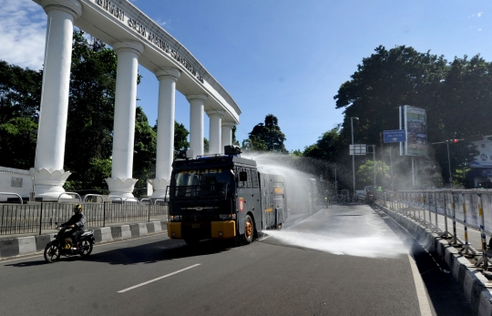 Kota Bogor Semprotkan Disinfektan dengan Water Canon