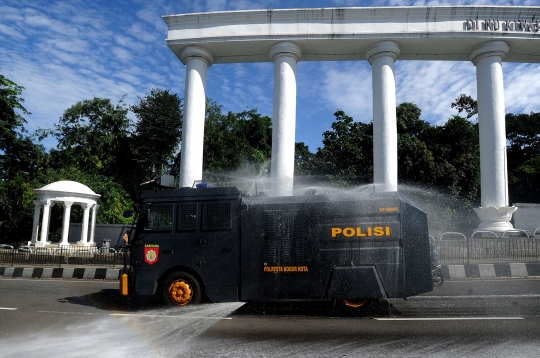 Kota Bogor Semprotkan Disinfektan dengan Water Canon