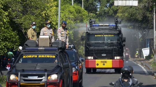 Perangi Covid-19, Brimob Sterilisasi Jalan Basuki Rahmat Pakai Water Cannon