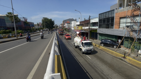 Perangi Covid-19, Brimob Sterilisasi Jalan Basuki Rahmat Pakai Water Cannon