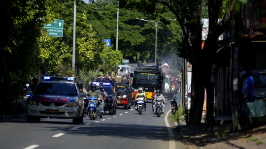 Perangi Covid-19, Brimob Sterilisasi Jalan Basuki Rahmat Pakai Water Cannon