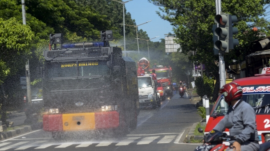 Perangi Covid-19, Brimob Sterilisasi Jalan Basuki Rahmat Pakai Water Cannon