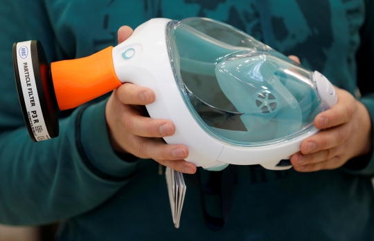 Cegah Penularan Corona, Petugas Medis di Republik Ceko Pakai Masker Snorkeling
