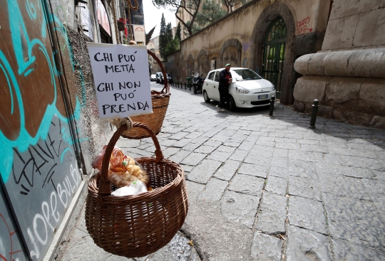 Cara Unik Warga Italia Berbagi Makanan di Tengah Lockdown