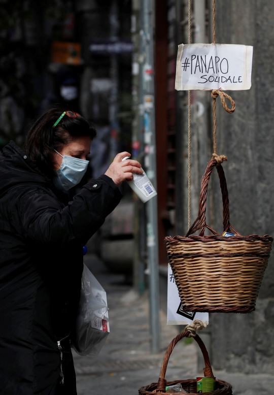 Cara Unik Warga Italia Berbagi Makanan di Tengah Lockdown