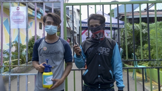 Pemuda Karang Taruna Sterilisasi Warga yang Masuk Kampung di Kebon Sirih