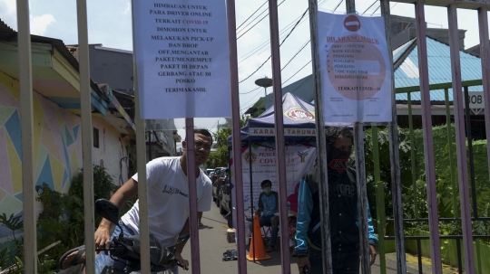 Pemuda Karang Taruna Sterilisasi Warga yang Masuk Kampung di Kebon Sirih