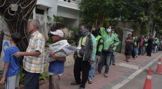 Bagi-Bagi Makanan Gratis di Tengah Pandemi Corona