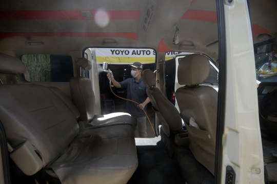 Driver Online Semprotkan Disinfektan di Mobil Cegah Penyebaran Corona