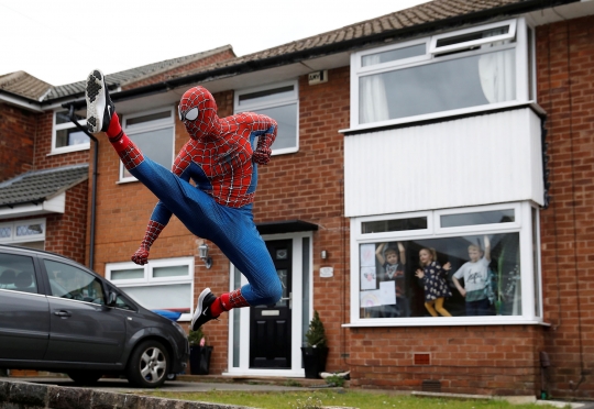 Lockdown, Spiderman Beraksi Hibur Anak-Anak di Inggris