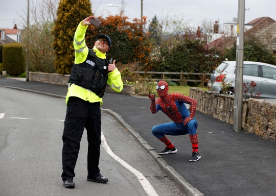 Lockdown, Spiderman Beraksi Hibur Anak-Anak di Inggris