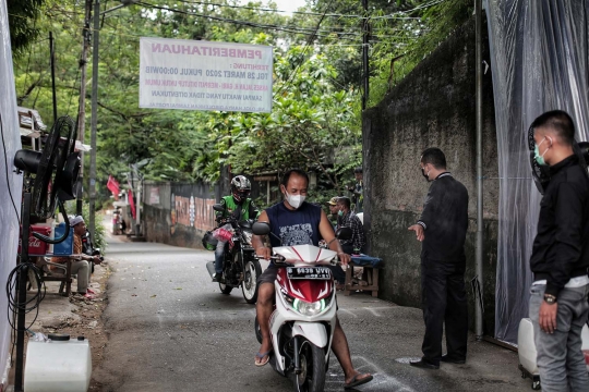 Penyemprotan Disinfektan di Permukiman Warga