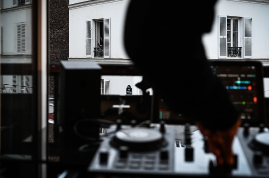 Aksi DJ Hibur Warga Saat Lockdown di Paris