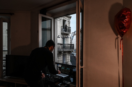Aksi DJ Hibur Warga Saat Lockdown di Paris