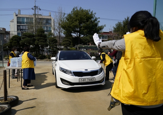 Melihat Kebaktian 'Drive-In' di Seoul