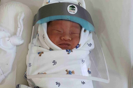 Antisipasi Corona, Bayi Baru Lahir di Thailand Dipakaikan Tameng Wajah