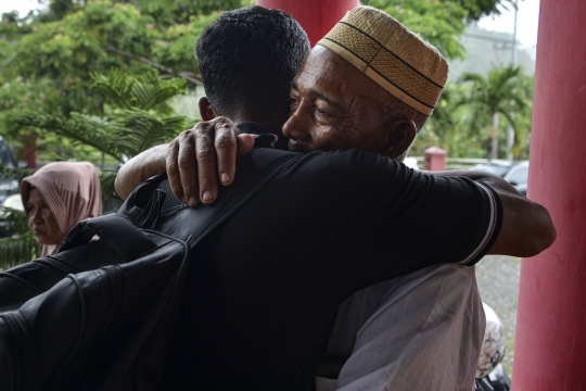 Momen Narapidana di Aceh Kembali ke Pelukan Keluarga