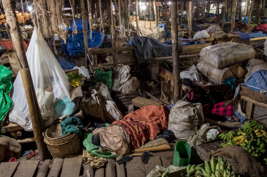 Nestapa Pedagang Terisolasi di Pasar Uganda