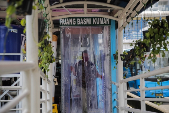 Pemasangan Bilik Disinfektan di Halte Transjakarta
