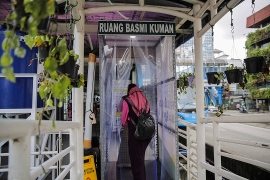 Pemasangan Bilik Disinfektan di Halte Transjakarta