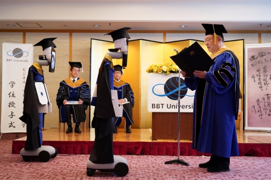 Mahasiswa Digantikan Robot, Beginilah Wisuda Online ala Universitas di Jepang