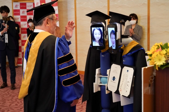 Mahasiswa Digantikan Robot, Beginilah Wisuda Online ala Universitas di Jepang