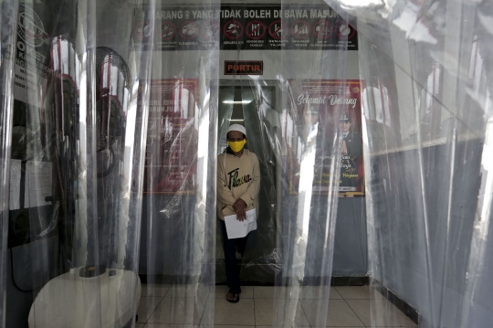 Sujud Syukur Narapidana Bebas Bersyarat dari Rutan Kelas I Depok