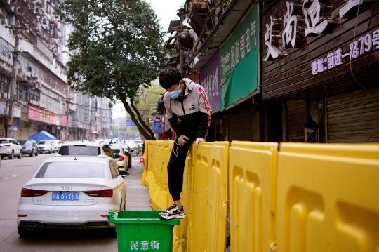 Potret Kehidupan di Wuhan yang Perlahan Pulih