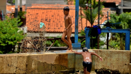 Keceriaan Anak-anak bermain di Tengah Pandemi Corona