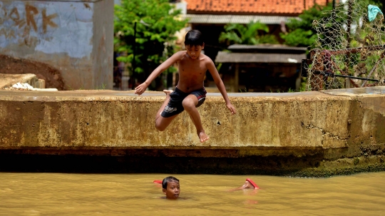 Keceriaan Anak-anak bermain di Tengah Pandemi Corona