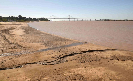 Air Menyusut, Kapal-kapal di Sungai Argentina Terdampar