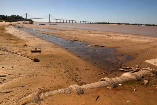 Air Menyusut, Kapal-kapal di Sungai Argentina Terdampar