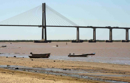 Air Menyusut, Kapal-kapal di Sungai Argentina Terdampar