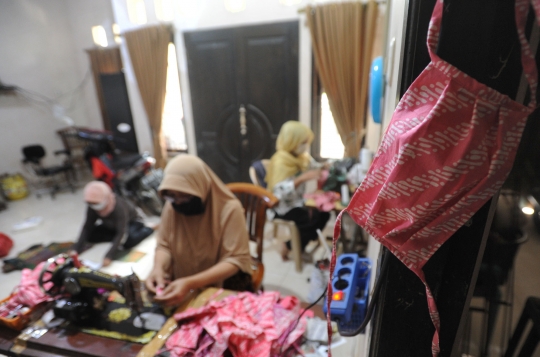 Kreativitas Ibu-ibu PKK di Gunung Putri Bikin Masker Gratis untuk Warga