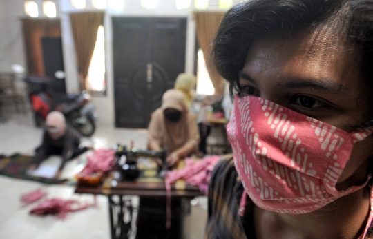 Kreativitas Ibu-ibu PKK di Gunung Putri Bikin Masker Gratis untuk Warga