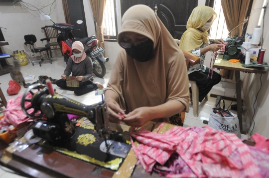 Kreativitas Ibu-ibu PKK di Gunung Putri Bikin Masker Gratis untuk Warga