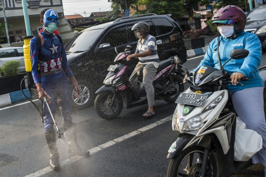 Aksi Iron Man hingga Captain America Sterilisasi Pengendara di Pasuruan