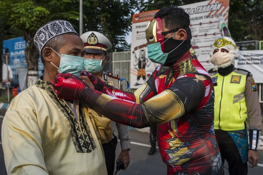 Aksi Iron Man hingga Captain America Sterilisasi Pengendara di Pasuruan