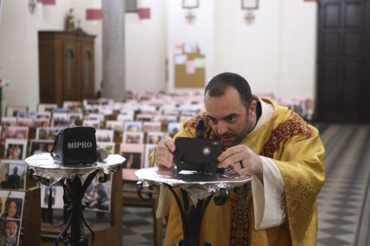 Ibadah Misa di Prancis Dihadiri Foto Jemaat