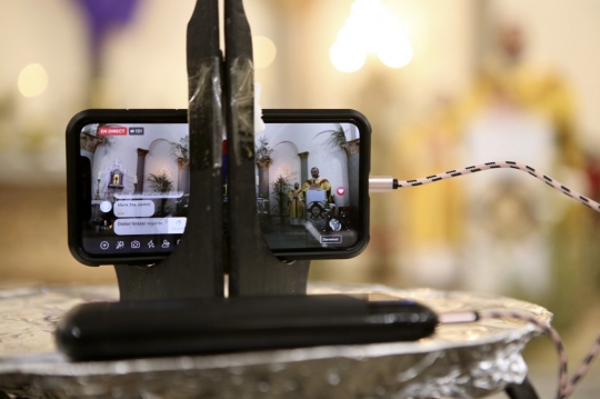 Ibadah Misa di Prancis Dihadiri Foto Jemaat