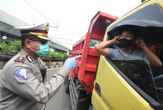 Polda Metro Jaya Gelar Check Point Pengawasan PSBB