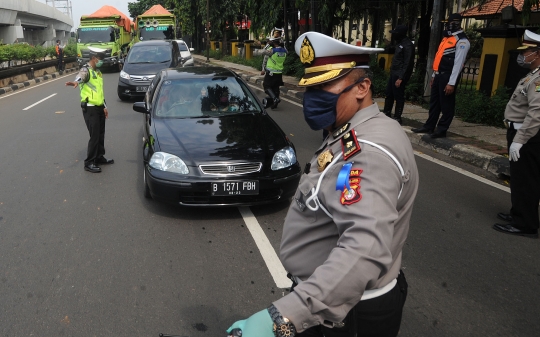 Polda Metro Jaya Gelar Check Point Pengawasan PSBB