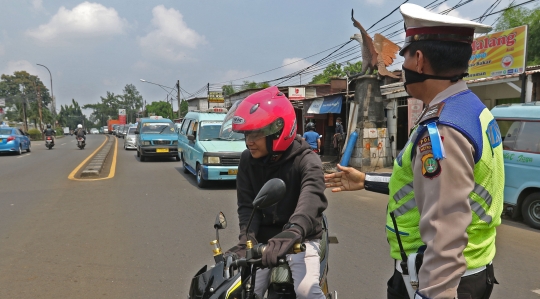 Pelanggar Terjaring Operasi Pengawasan PSBB di Perbatasan Depok-Jakarta