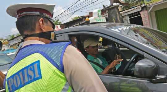 Pelanggar Terjaring Operasi Pengawasan PSBB di Perbatasan Depok-Jakarta