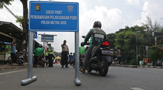 Pelanggar Terjaring Operasi Pengawasan PSBB di Perbatasan Depok-Jakarta