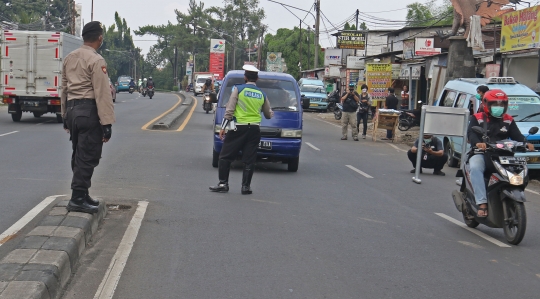 Pelanggar Terjaring Operasi Pengawasan PSBB di Perbatasan Depok-Jakarta