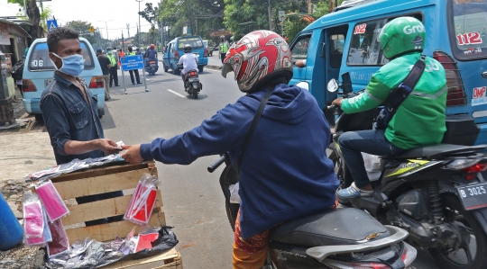 Pelanggar Terjaring Operasi Pengawasan PSBB di Perbatasan Depok-Jakarta