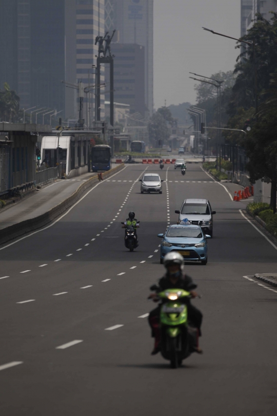 Hari Pertama PSBB, Jalan Protokol Jakarta Lengang