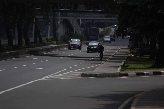 Hari Pertama PSBB, Jalan Protokol Jakarta Lengang