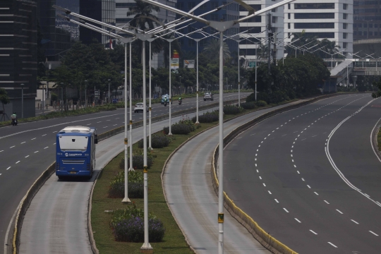 Hari Pertama PSBB, Jalan Protokol Jakarta Lengang